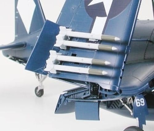 Tamiya 1:48 - Vought F4U-1D Corsair w/ Moto-Tug (61085)