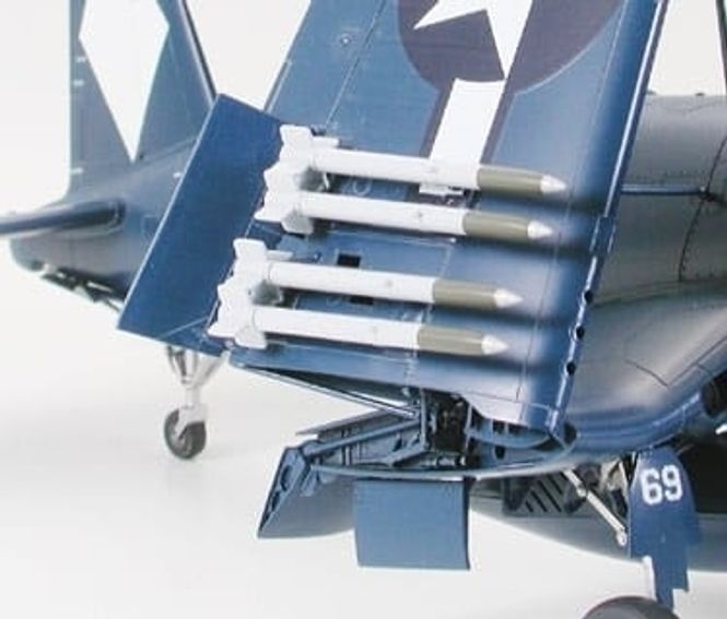 Hovedbilde Tamiya 1:48 - Vought F4U-1D Corsair w/ Moto-Tug ...