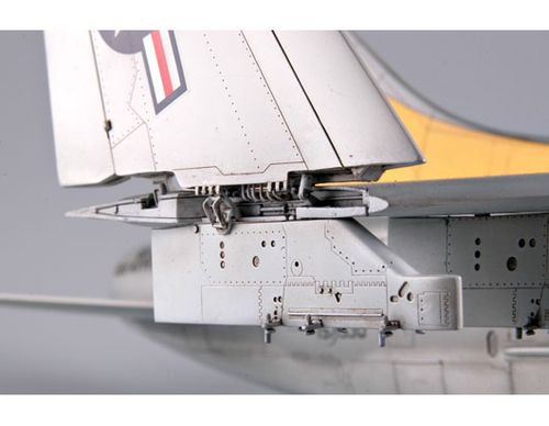 Trumpeter 1:32 - USS A-7E Corsair II. 02231 