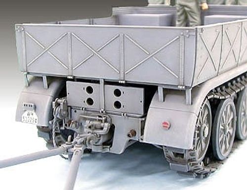 Tamiya 1:35 - German 18-Ton Heavy Half-Track FAMO (35239)